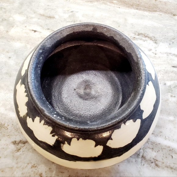 Native American Pottery Bowl Signed by Artisan - Picture 2 of 5